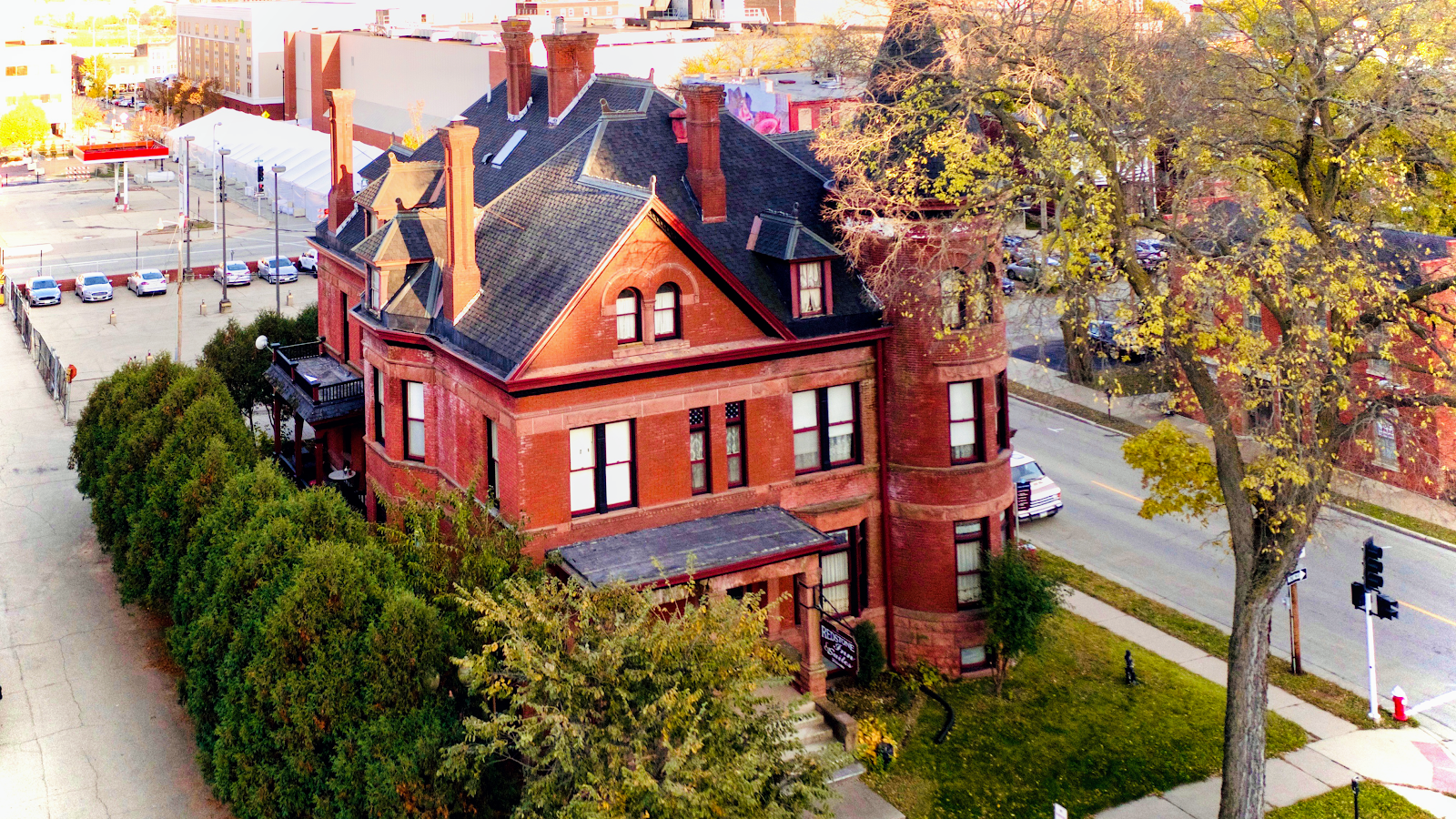 The Redstone Inn & Suites